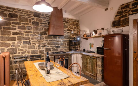 La Piccina: Gabinetes, Mueble, Propiedad, Mostrador, Mesa, Madera, Cocina, Encendiendo, Aparato De Cocina, Diseño De Interiores