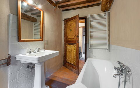 Casa Di Pietro In Vivo D'orcia, Pool: Pared, Madera, Arreglo De Tubería, Piso, Marrón, Suelo, Plomería, Grifo, Baño, Lavabo