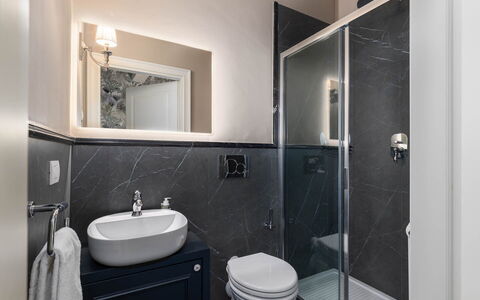 Torretta Penthouse Luxury Apartment In Florence By: Baño, Arreglo De Tubería, Lavabo Del Baño, Lavabo, Diseño De Interiores, Piso, Suelo, Grifo, Baño, Espejo