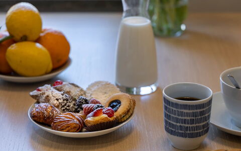 Torretta Penthouse Luxury Apartment In Florence By: Comida, Vajilla, Utensilios Para Servir, Taza, Vajilla, Ingrediente, Drinkware, Taza De Café, Plato, Postre