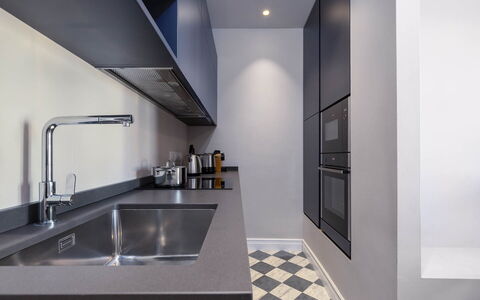 Torretta Penthouse Luxury Apartment In Florence By: Cocina, Mostrador, Aparato De Cocina, Diseño De Interiores, Electrodoméstico, Gabinetes, Estufa De Cocina, Piso, Lavabo, Electrodoméstico