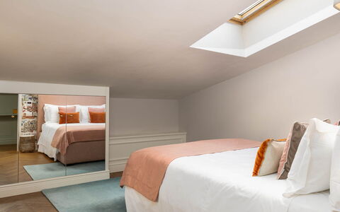 Torretta Penthouse Luxury Apartment In Florence By: Diseño De Interiores, Pared, Mueble, Madera, Habitación, Techo, Cama, Suelo, Piso, Encendiendo