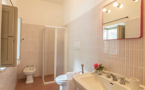 Villa D'elsa: Espejo, Propiedad, Arreglo De Tubería, Bañera, Grifo, Planta, Lavabo, Púrpura, Baño