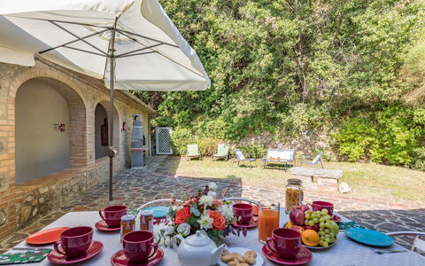 Villa D'elsa: Vajilla, Mesa, Planta, Comida, Mueble, Plato, Silla, Vajilla, Ventana, Edificio