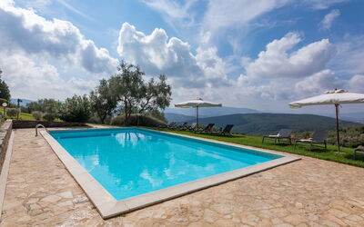 Villa D'elsa: Agua, Nube, Cielo, Planta, Tiempo De Día, Propiedad, Piscina, Naturaleza, Azur, Rectángulo