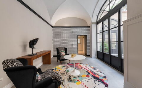 Duomo Penthouse Luxury Apartment In Florence By Pa: Mesa, Mueble, Propiedad, Edificio, Diseño De Interiores, Comodidad, Encendiendo, Piso, Arquitectura, Suelo