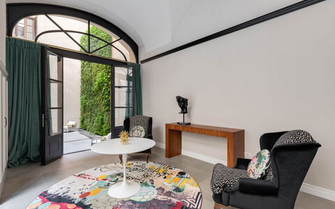 Duomo Penthouse Luxury Apartment In Florence By Pa: Mesa, Propiedad, Edificio, Ventana, Planta, Comodidad, Encendiendo, Arquitectura, Diseño De Interiores, Casa