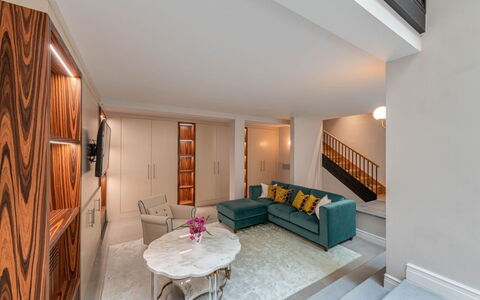 Duomo Penthouse Luxury Apartment In Florence By Pa: Mesa, Edificio, Propiedad, Mueble, Sofá, Comodidad, Marco, Planta, Diseño De Interiores, Encendiendo