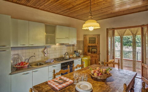 Leccino: Propiedad, Gabinetes, Mesa, Mostrador, Cocina, Lavabo, Diseño De Interiores, Madera, Encendiendo, Ventana