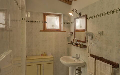 Leccino: Grifo, Arreglo De Tubería, Propiedad, Lavabo, Espejo, Edificio, Diseño De Interiores, Lavabo Del Baño, Encendiendo, Baño