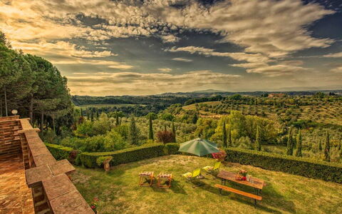 Leccino: Nube, Cielo, Planta, Paisaje Natural, Hoja, Árbol, El Terreno Del Lote, Madera, Tierras Altas, Vegetación