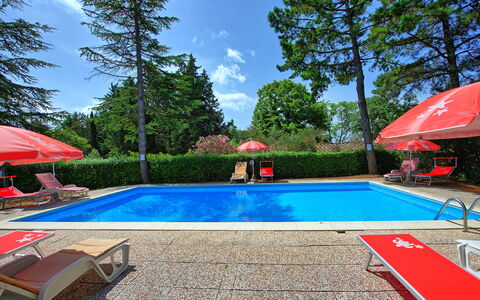 Leccino: Agua, Planta, Nube, Cielo, Propiedad, Piscina, Paraguas, Azur, Sombra, Árbol