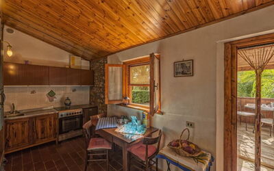 Leccino 3: Marco, Propiedad, Mesa, Madera, Diseño De Interiores, Gabinetes, Suelo, Pared, Sala, Lavabo