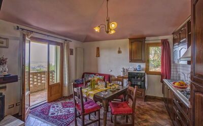 Leccino 5: Propiedad, Mueble, Mesa, Marco, Gabinetes, Silla, Ventana, Madera, Diseño De Interiores, Cajón