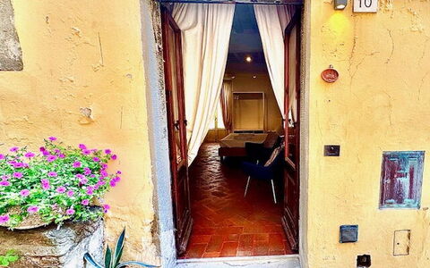 Vicolo Della Scala Rooms: Edificio, Planta, Ventana, Azur, Puerta, Madera, Casa, Pintar, Planta De Casa, Línea