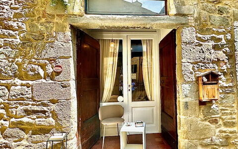 Vicolo Della Scala Rooms: Ventana, Edificio, Puerta, Madera, Ladrillo, Planta, Silla, Casa, Cortina, Fachada