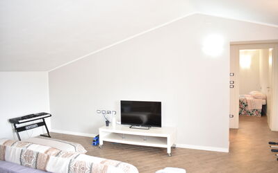 Tiberina 2: Mueble, Sofá, Edificio, Comodidad, Madera, Televisión, Sala, Casa, Suelo