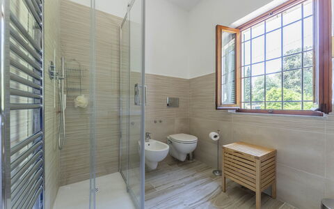 Camaiore House With Pool, La Casa Dei Ricci: Propiedad, Mueble, Edificio, Arreglo De Tubería, Ventana, Comodidad, Madera, Baño, Diseño De Interiores