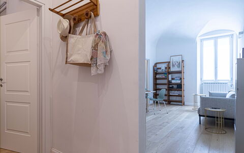 Atelier la Scala: Propiedad, Mueble, Puerta, Madera, Diseño De Interiores, Suelo, Edificio, Piso, Estantería, Gabinetes