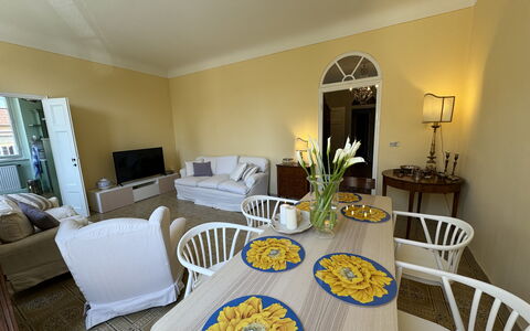 Piazza S. Romano: Mesa, Mueble, Propiedad, Decoración, Silla, Encendiendo, Textil, Diseño De Interiores, Arquitectura, Planta