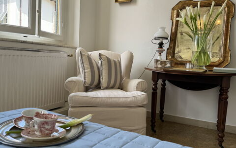 Piazza S. Romano: Mueble, Propiedad, Mesa, Ventana, Comodidad, Madera, Textil, Marco, Vajilla, Silla