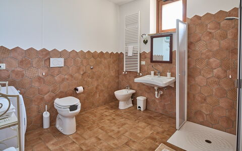 Villa Conte Jacopo: Arreglo De Tubería, Espejo, Lavabo, Edificio, Baño, Baño, Lavabo Del Baño, Asiento Del Baño, Grifo, Diseño De Interiores