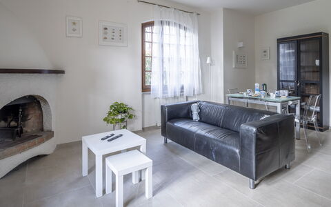 Dimora Del Capitano: Sofá, Mueble, Mesa, Diseño De Interiores, Sala, Sofá Cama, Planta De Casa, Marco, Comodidad, Planta