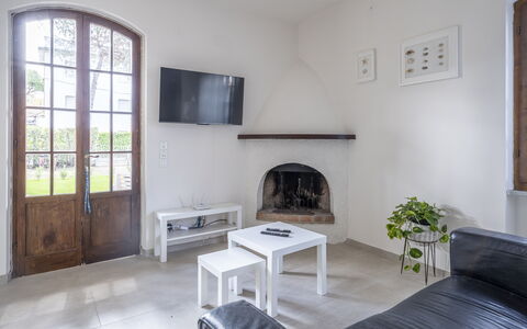 Dimora Del Capitano: Propiedad, Mesa, Mueble, Marco, Sofá, Diseño De Interiores, Planta, Ventana, Madera, Planta De Casa