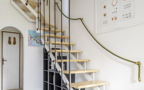 Dimora Del Capitano: Edificio, Escalera, Madera, Pintar, Estantería, Casa, Suelo, Piso, Puerta