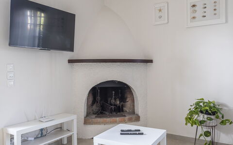 Dimora Del Capitano: Mueble, Mesa, Propiedad, Planta, Sofá, Marco, Edificio, Madera, Diseño De Interiores, Arquitectura