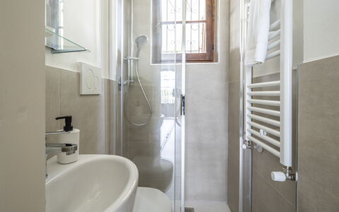 Dimora Del Capitano: Arreglo De Tubería, Grifo, Ventana, Propiedad, Edificio, Lavabo, Baño, Lavabo Del Baño, Diseño De Interiores