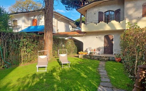 Dimora Del Capitano: Planta, Ventana, Edificio, Cielo, Naturaleza, Árbol, El Terreno Del Lote, Arquitectura, Hierba, Casa