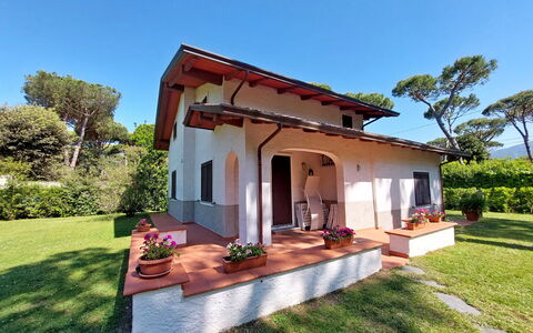 Villa Maddalena: Planta, Cielo, Propiedad, Edificio, Árbol, El Terreno Del Lote, Casa, Hierba, Paisaje, Bienes Raíces