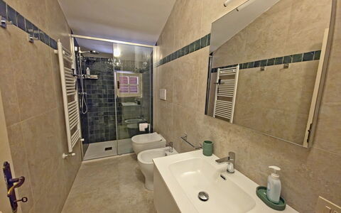 Villa Maddalena: Piso, Arreglo De Tubería, Suelo, Diseño De Interiores, Baño, Lavabo, Grifo, Plomería, Habitación, Lavabo Del Baño