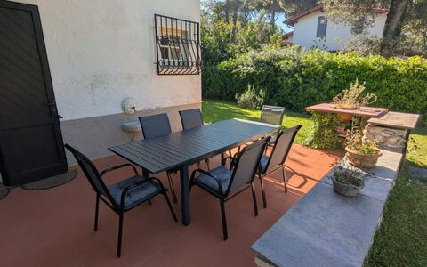 Villa Maddalena: Mueble, Mueble Para Exteriores, Mesa, Silla, Mesa Al Aire Libre, Patio Interior, Jardín, Sombra, Cocina Y Comedor Mesa, Mesa De Café