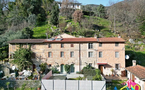 Casa Montebello: Planta, Propiedad, Edificio, Ventana, Cielo, Árbol, Casa, Barrio Residencial, Bienes Raíces, Techo