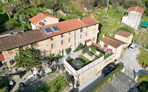Casa Montebello: Edificio, Ventana, Planta, Casa, Coche, Árbol, Diseño Urbano, Techo, Barrio Residencial, Bienes Raíces