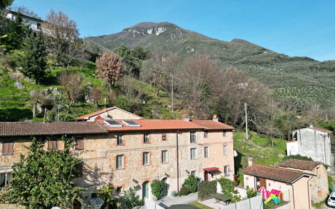 Casa Montebello: Cielo, Propiedad, Planta, Montaña, Edificio, Árbol, Casa, Barrio, Diseño Urbano, Barrio Residencial