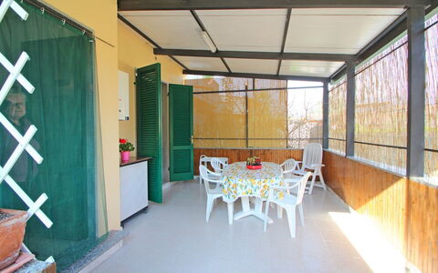 Casa Leonardo: Mesa, Mueble, Edificio, Silla, Madera, Sombra, Diseño De Interiores, Suelo, Sala, Planta