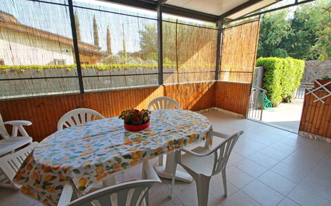 Casa Leonardo: Mesa, Mueble, Silla, Planta, Diseño De Interiores, Sombra, Árbol, Madera, Edificio, Mueble Para Exteriores