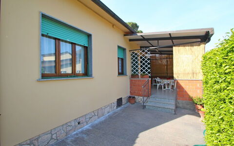 Casa Leonardo: Planta, Ventana, Cielo, Sombra, Madera, Cabaña, Bienes Raíces, Fachada, Techo, Paisaje