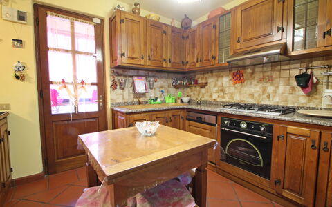 Villa La Rocca: Gabinetes, Mostrador, Mueble, Cocina, Madera, Aparato De Cocina, Electrodoméstico, Edificio, Mesa, Diseño De Interiores