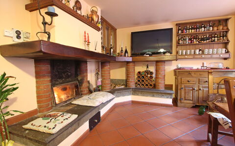 Villa La Rocca: Propiedad, Mueble, Mesa, Madera, Marco, Diseño De Interiores, Sofá, Estante, Sala, Planta