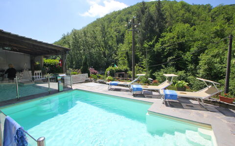 Villa La Rocca: Agua, Propiedad, Planta, Nube, Piscina, Cielo, Azur, Silla, Árbol, Mueble Para Exteriores