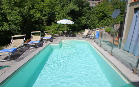 Villa La Rocca: Agua, Propiedad, Planta, Piscina, Edificio, Azur, Árbol, Silla, Sombra, Mueble Para Exteriores