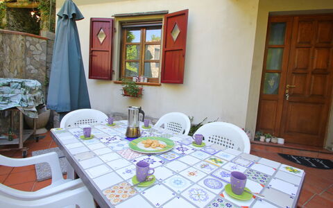 Villa La Rocca: Mesa, Mueble, Propiedad, Púrpura, Puerta, Textil, Silla, Diseño De Interiores, Arquitectura, Planta