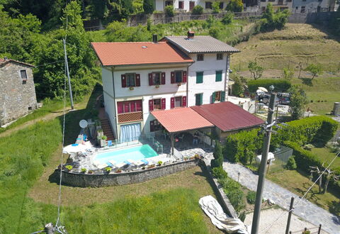 Villa La Rocca: Edificio, Ventana, Casa, Diseño Urbano, Árbol, Ocio, Paisaje, Bienes Raíces, Área Rural, Cabaña