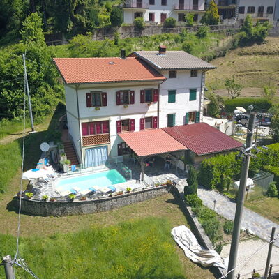 Villa La Rocca: Edificio, Ventana, Casa, Diseño Urbano, Árbol, Ocio, Paisaje, Bienes Raíces, Área Rural, Cabaña
