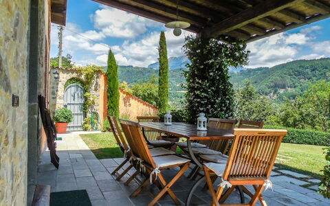 Villa Gelsomino: Planta, Cielo, Mueble, Nube, Propiedad, Hoja, Azur, Mesa, Madera, Sombra