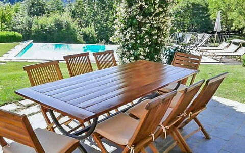 Villa Gelsomino: Mesa, Mueble, Verde, Silla, Mesa Al Aire Libre, Madera, Árbol, Mueble Para Exteriores, Rectángulo, Sombra